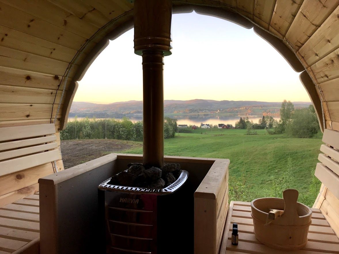 Badstutønne med panoramavindu mot Mjøsa og grønne enger
